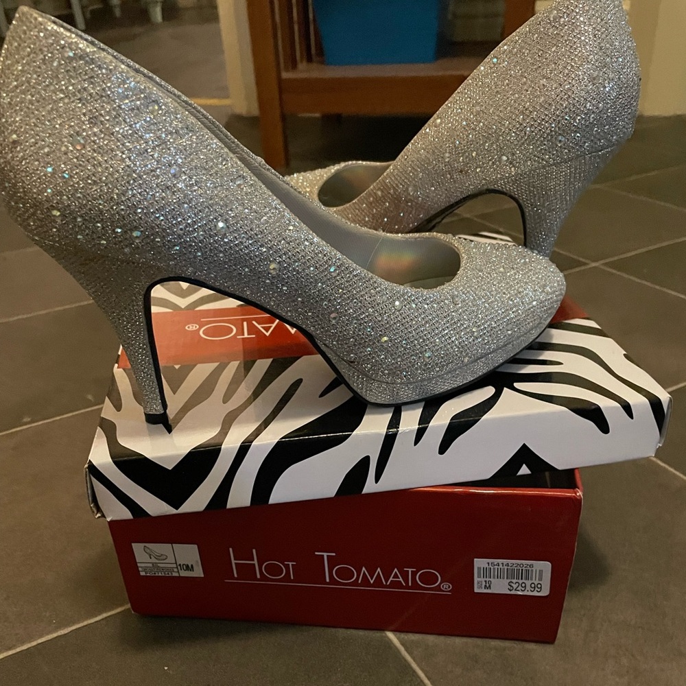 Hot tomato heels. Size 10M.